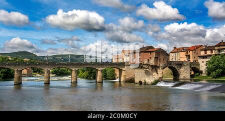 Alte Brücke Stadt Millau am Fluss Tarn, natürliche Regionalpark Grands Causses. Aveyron Department, Occitanie, Frankreich Stockfoto