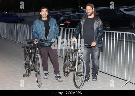 Hamburg, Deutschland. Juni 2020. Fatih Akin, Adam Bousdoukos, Drive-in Kino in Hamburg, Soul Kitchen on the Heiigengeistfeld, 10.06.2020, Nutzung weltweit Quelle: dpa/Alamy Live News Stockfoto