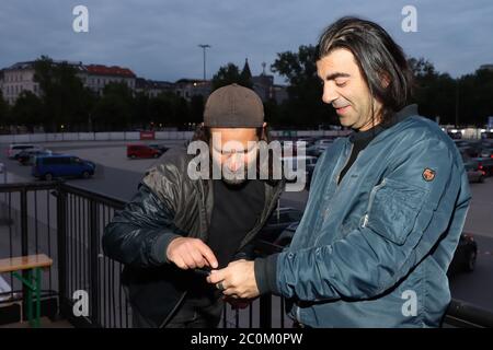 Hamburg, Deutschland. Juni 2020. Fatih Akin, Adam Bousdoukos, Drive-in Kino in Hamburg, Soul Kitchen on the Heiigengeistfeld, 10.06.2020, Nutzung weltweit Quelle: dpa/Alamy Live News Stockfoto