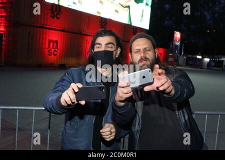 Hamburg, Deutschland. Juni 2020. Fatih Akin, Adam Bousdoukos, Drive-in Kino in Hamburg, Soul Kitchen on the Heiigengeistfeld, 10.06.2020, Nutzung weltweit Quelle: dpa/Alamy Live News Stockfoto