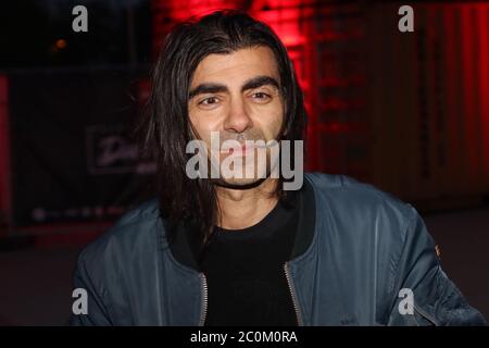 Hamburg, Deutschland. Juni 2020. Fatih Akin, Drive-in Kino in Hamburg, Soul Kitchen on the Heigeneistfeld, 10.06.2020, Nutzung weltweit Quelle: dpa/Alamy Live News Stockfoto