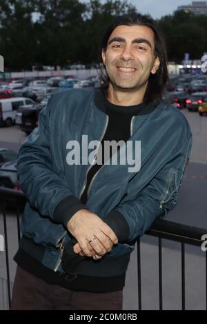 Hamburg, Deutschland. Juni 2020. Fatih Akin, Drive-in Kino in Hamburg, Soul Kitchen on the Heigeneistfeld, 10.06.2020, Nutzung weltweit Quelle: dpa/Alamy Live News Stockfoto