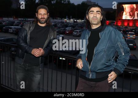 Hamburg, Deutschland. Juni 2020. Fatih Akin, Adam Bousdoukos, Drive-in Kino in Hamburg, Soul Kitchen on the Heiigengeistfeld, 10.06.2020, Nutzung weltweit Quelle: dpa/Alamy Live News Stockfoto