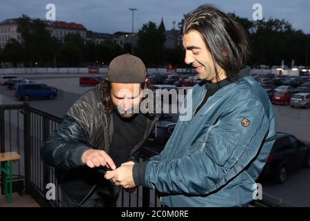 Hamburg, Deutschland. Juni 2020. Fatih Akin, Adam Bousdoukos, Drive-in Kino in Hamburg, Soul Kitchen on the Heiigengeistfeld, 10.06.2020, Nutzung weltweit Quelle: dpa/Alamy Live News Stockfoto