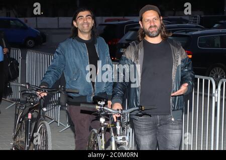 Hamburg, Deutschland. Juni 2020. Fatih Akin, Adam Bousdoukos, Drive-in Kino in Hamburg, Soul Kitchen on the Heiigengeistfeld, 10.06.2020, Nutzung weltweit Quelle: dpa/Alamy Live News Stockfoto