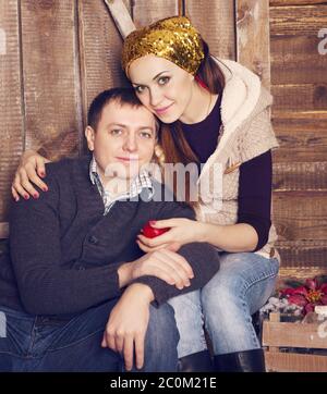 Paar zusammen über Weihnachten Hintergrund Stockfoto