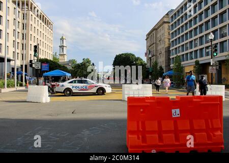 11. Juni 2020, Washington D.C, District of Columbia, USA: Wir sind hier, um zu helfen' Aufkleber auf getönten Fenster des Polizeiautos, wo vier Bereitschaftspolizei sitzen in Fahrzeugen in voller Kampfausrüstung, mit Sturmgewehre über ihre Schultern, den ganzen Tag und die Nacht, Um die Proteste der Black Lives Matter Street in Washington DC herum, halten sie eine weite Geburt aufrecht und fast jeder Polizist, den man in den letzten Tagen gesehen hat, ist afroamerikanisch. Die Polizei in Autos und auf den Straßen, die von diesem Fotojournalisten beobachtet werden, erscheint wach, aber entspannt. Heute baute der Zaun, den Präsident Trump angeordnet hatte, um den Whi Stockfoto