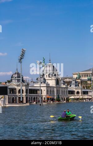 Die neu renovierte Eisbahn (jetzt als See) im Hauptstadtpark in Budapest Stockfoto