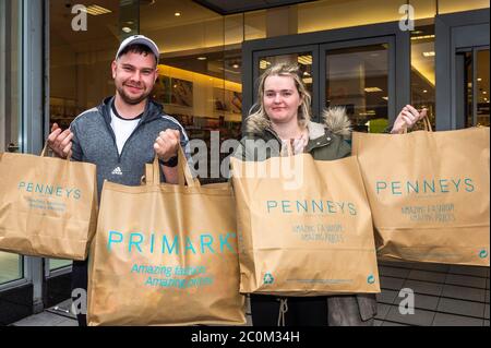 Cork, Irland. Juni 2020. Penneys Kleidergeschäfte im ganzen Land mit Straßenzugang heute Morgen wieder geöffnet. Mit ihren Käufen von Babykleidung sind Aaron O'Shea und die werdende Mutter Michelle Hickey von Mallow abgebildet. Quelle: AG News/Alamy Live News Stockfoto