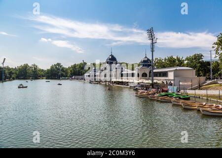 Die neu renovierte Eisbahn (jetzt als See) im Hauptstadtpark in Budapest Stockfoto