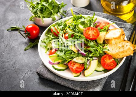 Grüner Salat aus Blättern und Gemüse. Stockfoto