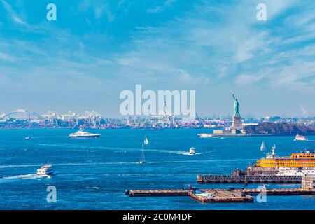 New York City, New York State, Vereinigte Staaten von Amerika. Blick von der Brooklyn Bridge den East River hinunter zur Freiheitsstatue. Seefahrtraff Stockfoto