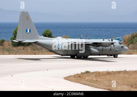 Griechenland, Air Force Lockheed C-130H Hercules verlässt Rhodos Flughafen. Stockfoto