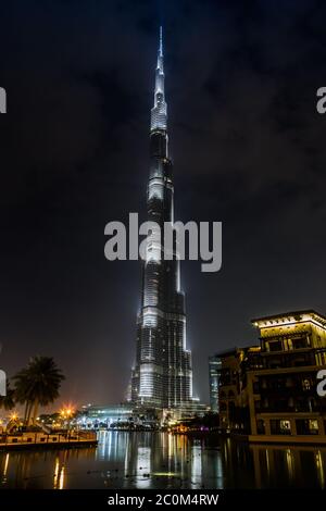 Blick auf Burj Khalifa, Dubai, Vereinigte Arabische Emirate, bei Nacht Stockfoto