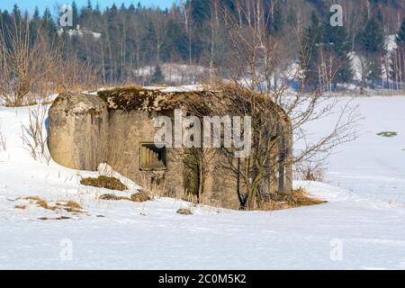 Militärbunker in einer Winterlandschaft Stockfoto