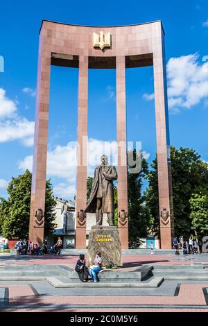 Denkmal des nationalen ukrainischen Helden S. Bandera und große Dreizack Stockfoto