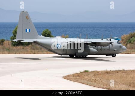 Griechenland. Juli 2014. Griechenland, Air Force Lockheed C-130H Hercules verlässt Rhodos Flughafen. Kredit: Fabrizio Gandolfo/SOPA Images/ZUMA Wire/Alamy Live Nachrichten Stockfoto