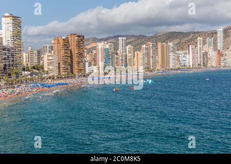 Luftaufnahme von Benidorm Stadt an der Costa Blanca in Spanien mit Wolkenkratzern. Mittelmeerküste. Stockfoto