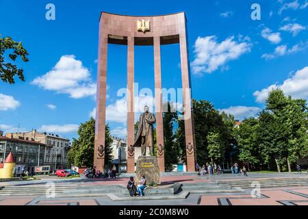 Denkmal des nationalen ukrainischen Helden S. Bandera und große Dreizack Stockfoto