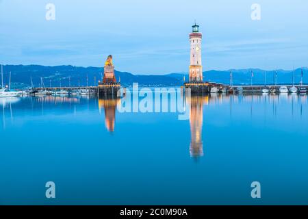 Nachtansicht des Leuchtturms am Hafen in Lindau, Bodensee in Deutschland. Bodensee. Stockfoto