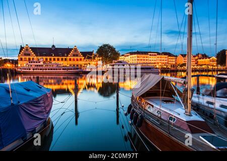 Nachtansicht des alten Hafens und der Stadt Lindau, Bodensee in Deutschland. Bodensee. Stockfoto