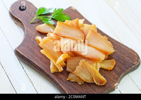 Geräucherter Fisch auf dem Teller Stockfoto