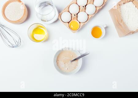 Schüssel mit gemischter Hefe mit Wasser und Honig zu hausgemachten Backteig auf weißem Tisch, flach legen Zusammensetzung machen. Stockfoto
