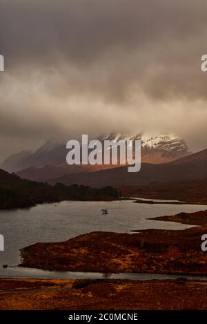 Moody Himmel über Liathach und Loch Clair, Torridon Stockfoto