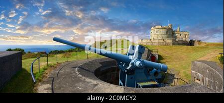 Pendennis Castle und eine Cosinatalschurke mit Blick auf Falmouth Harbour, Cornwall, England Stockfoto