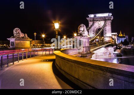 Stadt Budapest in Ungarn Nacht Stadtlandschaft, Straße auf der Szechenyi Kettenbrücke Stockfoto