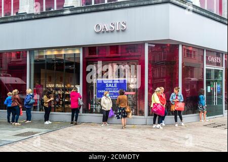 Cork, Irland. Juni 2020. Oasis in Irland ist in Liquidation gegangen. Es gab eine große Schlange, um die Vorteile der Liquidation Verkauf in der Cork City Store heute Morgen zu nutzen. Quelle: AG News/Alamy Live News Stockfoto