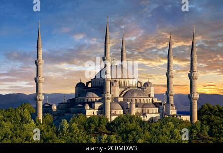 Sonnenuntergang über der Sultan Ahmed Moschee (Sultanahmet Camii) oder der Blauen Moschee, Istanbul, Türkei. Erbaut von 1609 bis 1616 während der Herrschaft von Ahmed I. Stockfoto