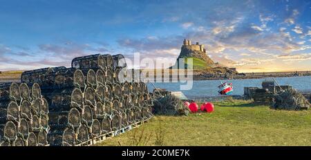 Lindisfarne Castle & Hummer Töpfe, Fischerboot - Schloss aus dem 16. Jahrhundert, Holy Island, Lindisfarne, Northumberland, England Stockfoto