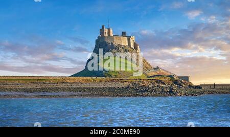 Lindisfarne Castle & Hummer Töpfe, Fischerboot - Schloss aus dem 16. Jahrhundert, Holy Island, Lindisfarne, Northumberland, England Stockfoto