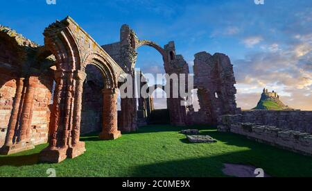 Die angelsächsische romanische Lindisfarne Abbey Ruinen, Holy Island, Lindisfarne, Northumbria, England Stockfoto