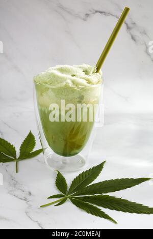 Grüner Hanf trinken Latte auf weißem Hintergrund. Gesunde, frische Ernährung. Stockfoto