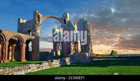 Die angelsächsische romanische Lindisfarne Abbey Ruinen bei Sonnenuntergang, Holy Island, Lindisfarne, Northumbria, England Stockfoto