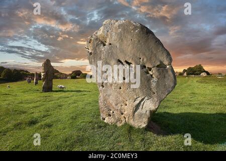 Avebury Neolithische stehende Stein Kreis der größte in England bei Sonnenuntergang, Wiltshire, England, Europa Stockfoto