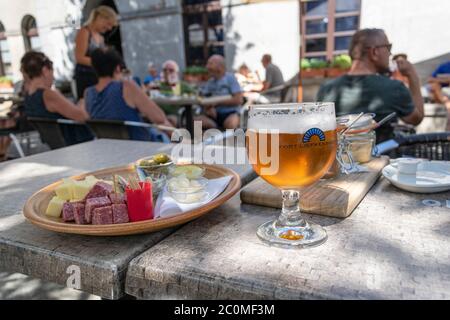 Kallo, Belgien, 12. August 2018, entspannen Sie sich im Fort Liefkenshoek mit einem lokalen Bier und Käse und Salami-Snacks Stockfoto