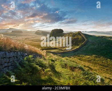 Hadrian Wand in der Nähe von Houseteads römisches Kastell, Vercovicium, A UNESCO World Heritage Site, Northumberland, England, UK Stockfoto