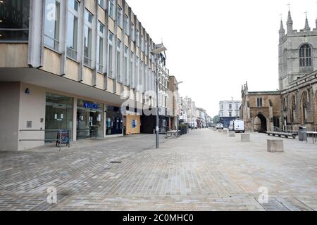 Peterborough, Großbritannien. Juni 2020. Tag 8 von Lockdown, in Peterborough, da das Stadtzentrum noch sehr ruhig ist, mit vielen Geschäften, die noch geschlossen sind, aber in der Hoffnung, am Montag, dem 15. Juni wieder zu öffnen, da die Sperrregeln etwas mehr aufgehoben werden. Church Street. Kredit: Paul Marriott/Alamy Live Nachrichten Stockfoto