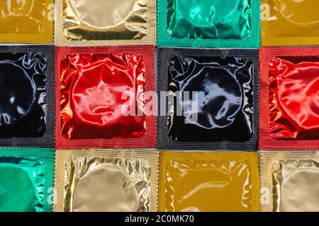 Anzeige von farbigen Kondomen ordentlich auf einer Plattform angeordnet Stockfoto