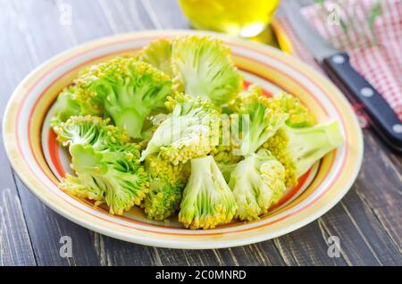 Brokkoli auf Platte Stockfoto