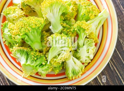 Brokkoli auf Platte Stockfoto