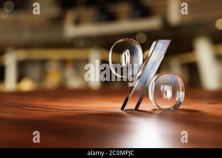 Prozent-Zeichen aus Glas Material auf Holztisch im Kaufhaus Stockfoto