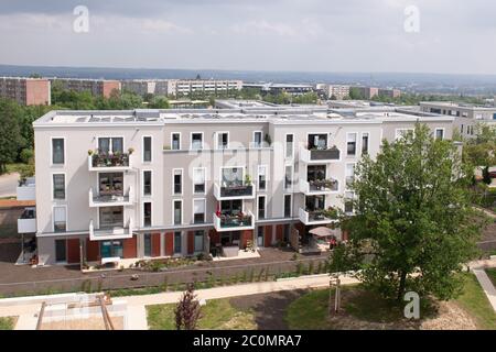 Dresden, Deutschland. Juni 2020. Blick auf ein Wohnviertel des Neubauprojektes Kräuterterrassen der Eisenbahner-Wohnbaugenossenschaft Dresden EG (EWG). Rund 32 Millionen Euro wurden investiert, um den Dresdner Stadtteil Gorbitz mit den 184 neu geschaffenen Wohnungen zu modernisierten und einen sozialen Mix aus Bewohnern zu erreichen. Quelle: Sebastian Kahnert/dpa-Zentralbild/dpa/Alamy Live News Stockfoto