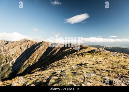 Erstaunliche Nizke Tatry Berge mit Derese und Chopok Berggipfel von Polana Hügel über Demanovska dolina Tal in der Slowakei während schönen Herbst Stockfoto