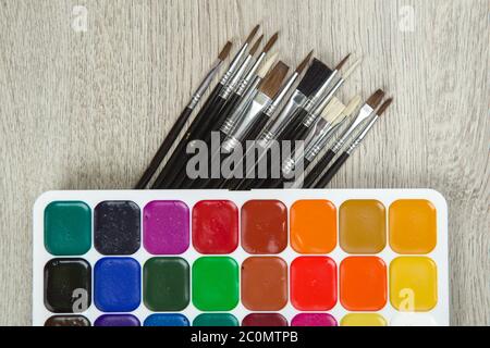 Aquarell-Farben mit Pinsel auf Holz Stockfoto