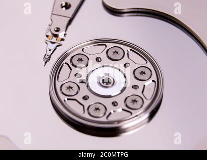 Nahaufnahme der Festplatte des offenen Computers mit Tondruck Stockfoto