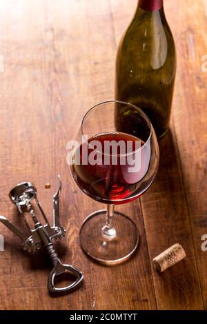 Rotwein Flasche, Korken und Korkenzieher Stockfoto